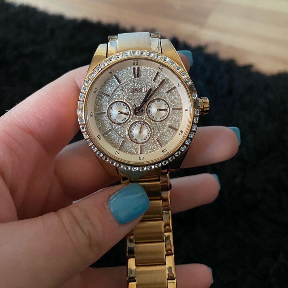 Rose gold fossil watch (needs batteries)